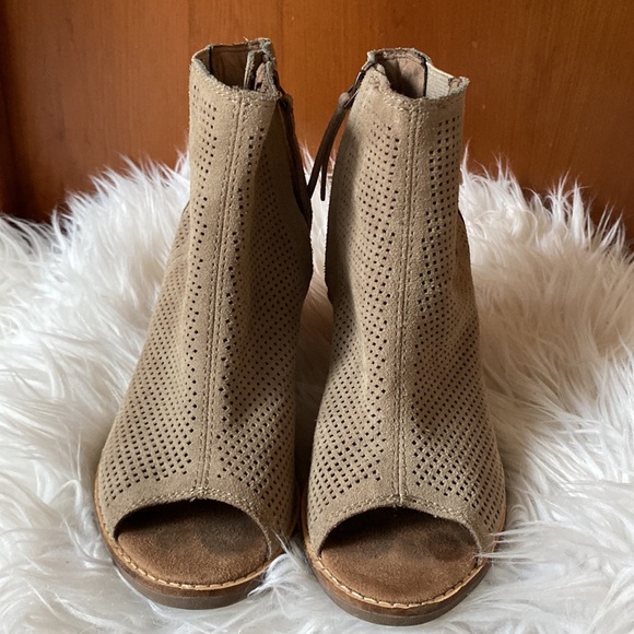 TOMS Majorca Peep Toe Bootie Perforated Suede - Picture 4 of 8